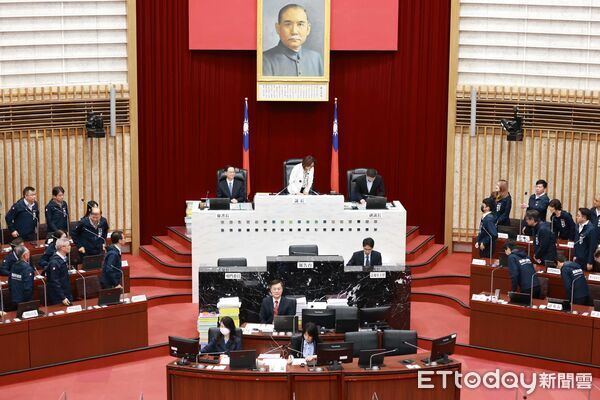 ▲▼ 高雄市議會花108天262hrs審完總預算　陳其邁率領團隊鞠躬感謝。（圖／記者賴文萱翻攝）