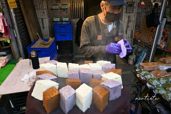 ▲▼虎林市場黑糖糕。（圖／部落客水晶安蹄不務正業過生活授權提供）