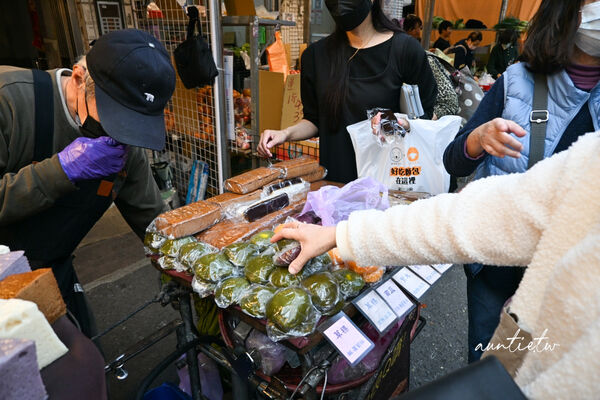 ▲▼虎林市場黑糖糕。（圖／部落客水晶安蹄不務正業過生活授權提供）