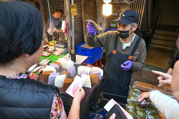 ▲▼虎林市場黑糖糕。（圖／部落客水晶安蹄不務正業過生活授權提供）