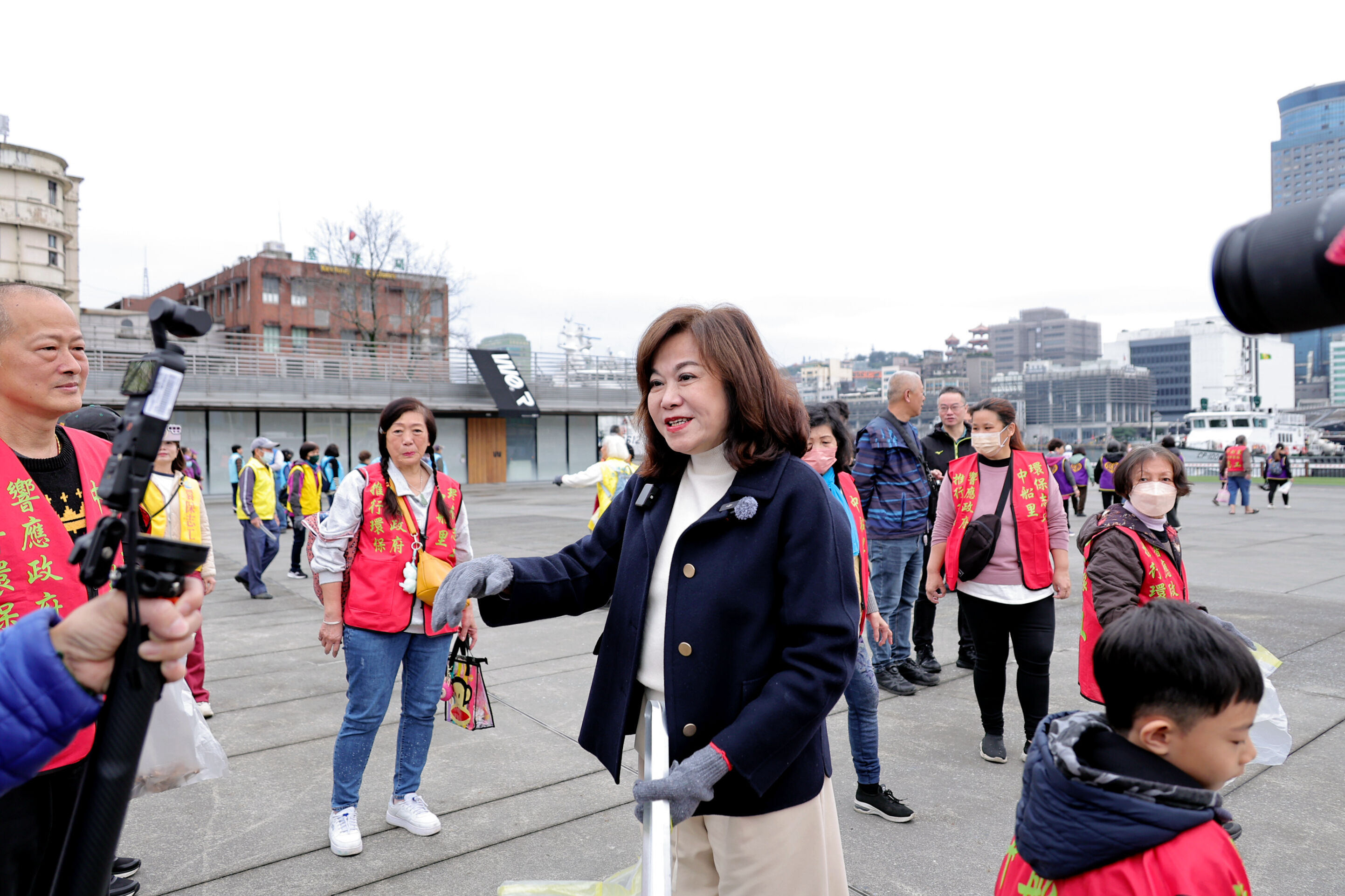 ▲基隆城際轉運站大掃除 邱佩琳率550志工打造潔淨門面。（圖／記者郭世賢翻攝）