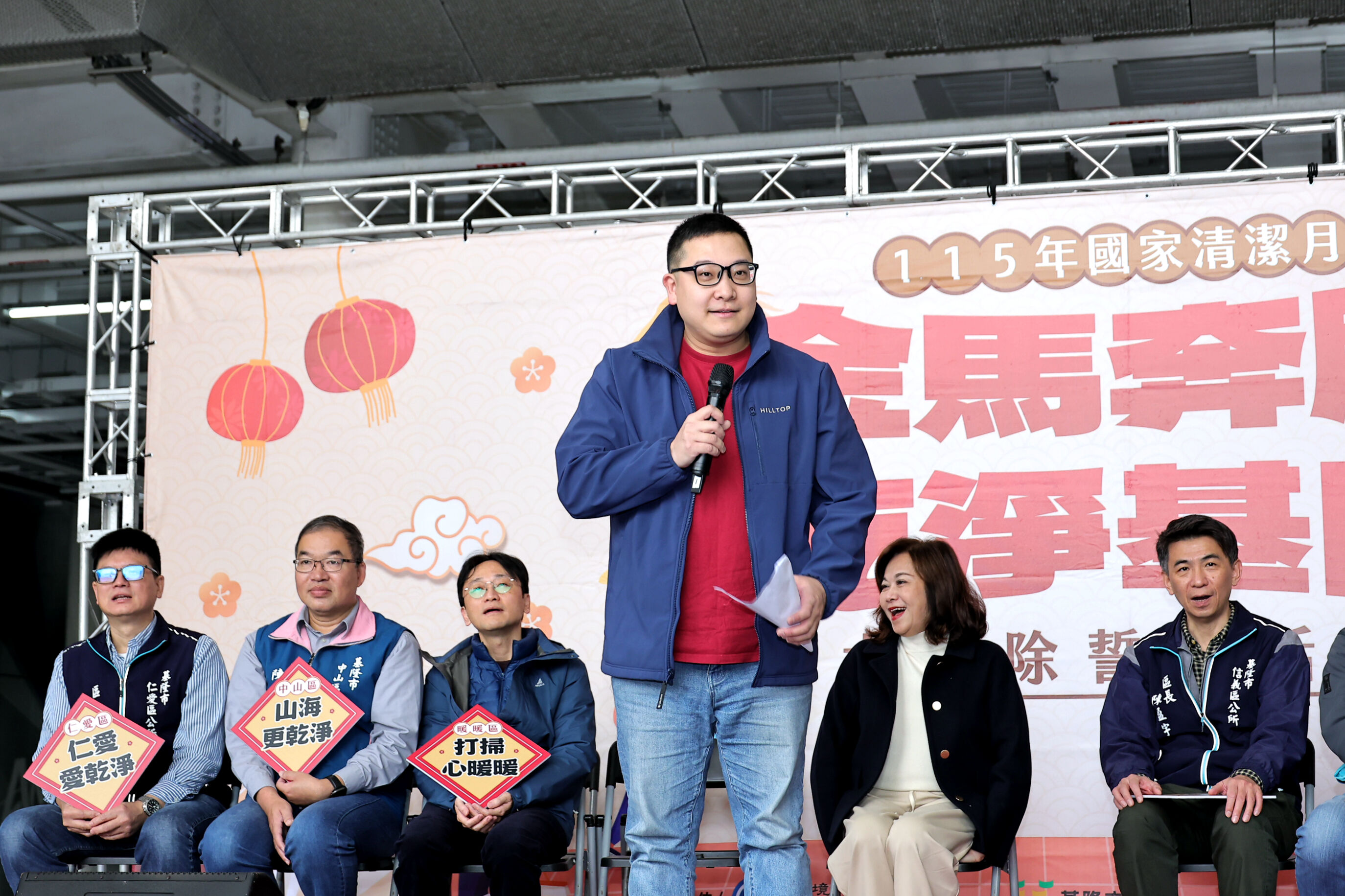 ▲基隆城際轉運站大掃除 邱佩琳率550志工打造潔淨門面。（圖／記者郭世賢翻攝）