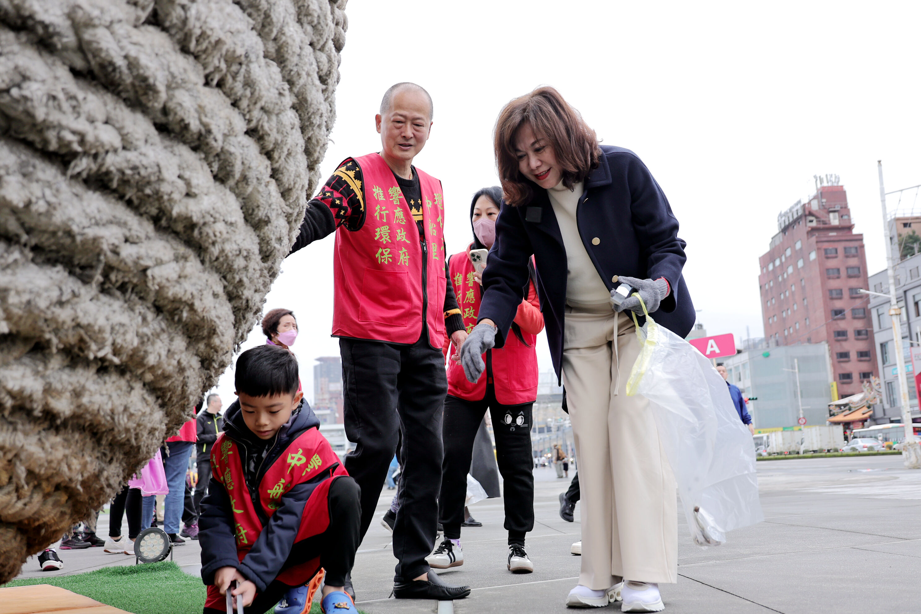 ▲基隆城際轉運站大掃除 邱佩琳率550志工打造潔淨門面。（圖／記者郭世賢翻攝）