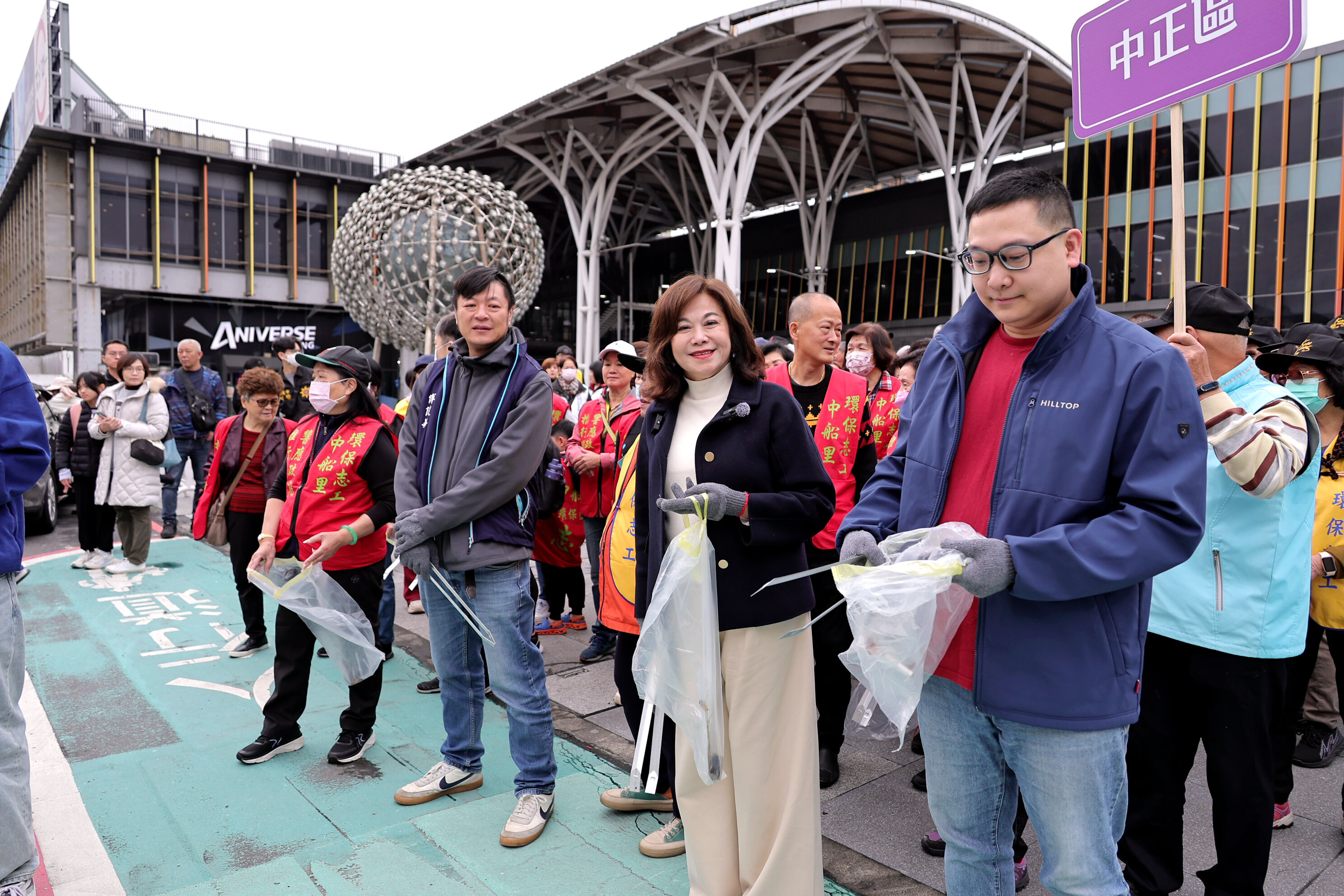 ▲基隆城際轉運站大掃除 邱佩琳率550志工打造潔淨門面。（圖／記者郭世賢翻攝）