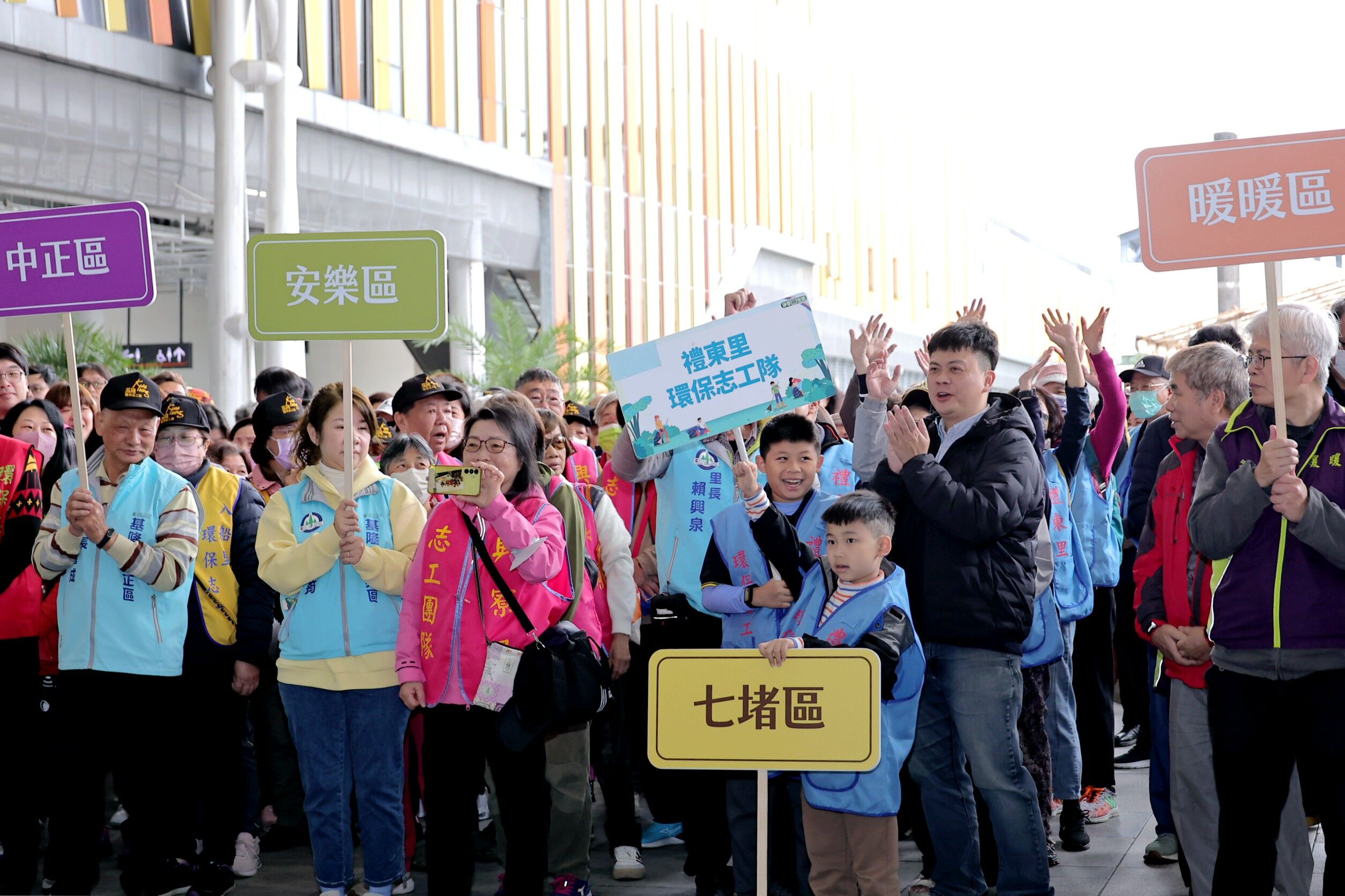 ▲基隆城際轉運站大掃除 邱佩琳率550志工打造潔淨門面。（圖／記者郭世賢翻攝）