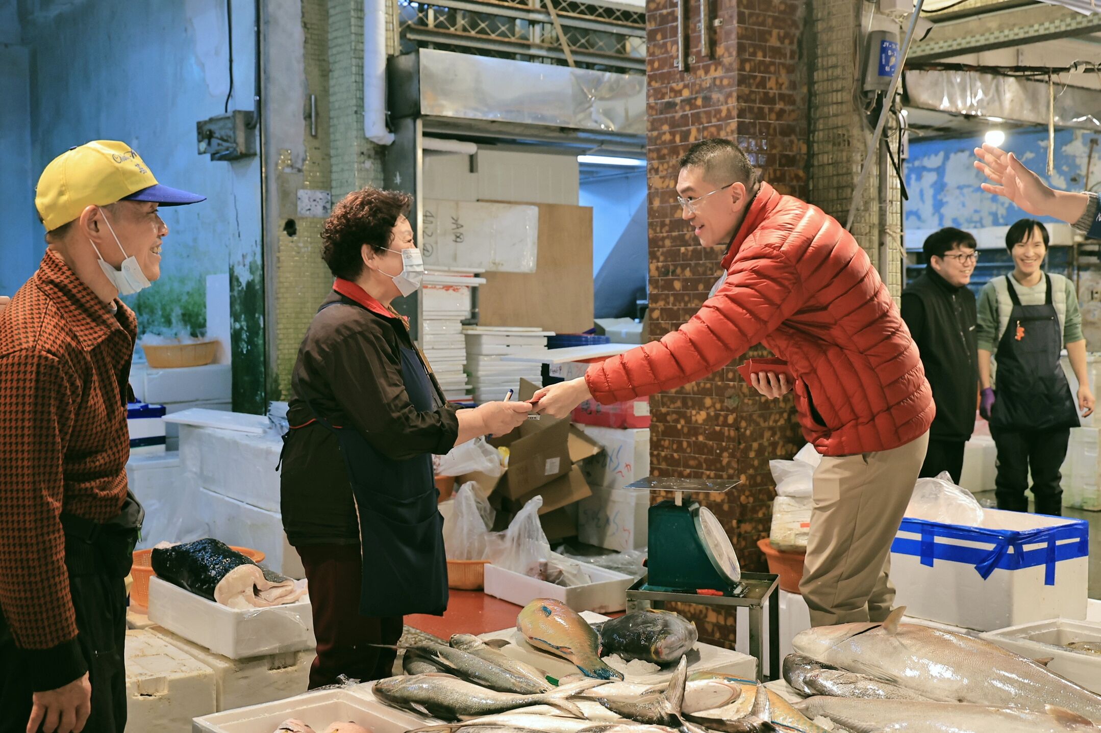 ▲謝國樑赴基隆2市場發1紅包。（圖／記者郭世賢翻攝）