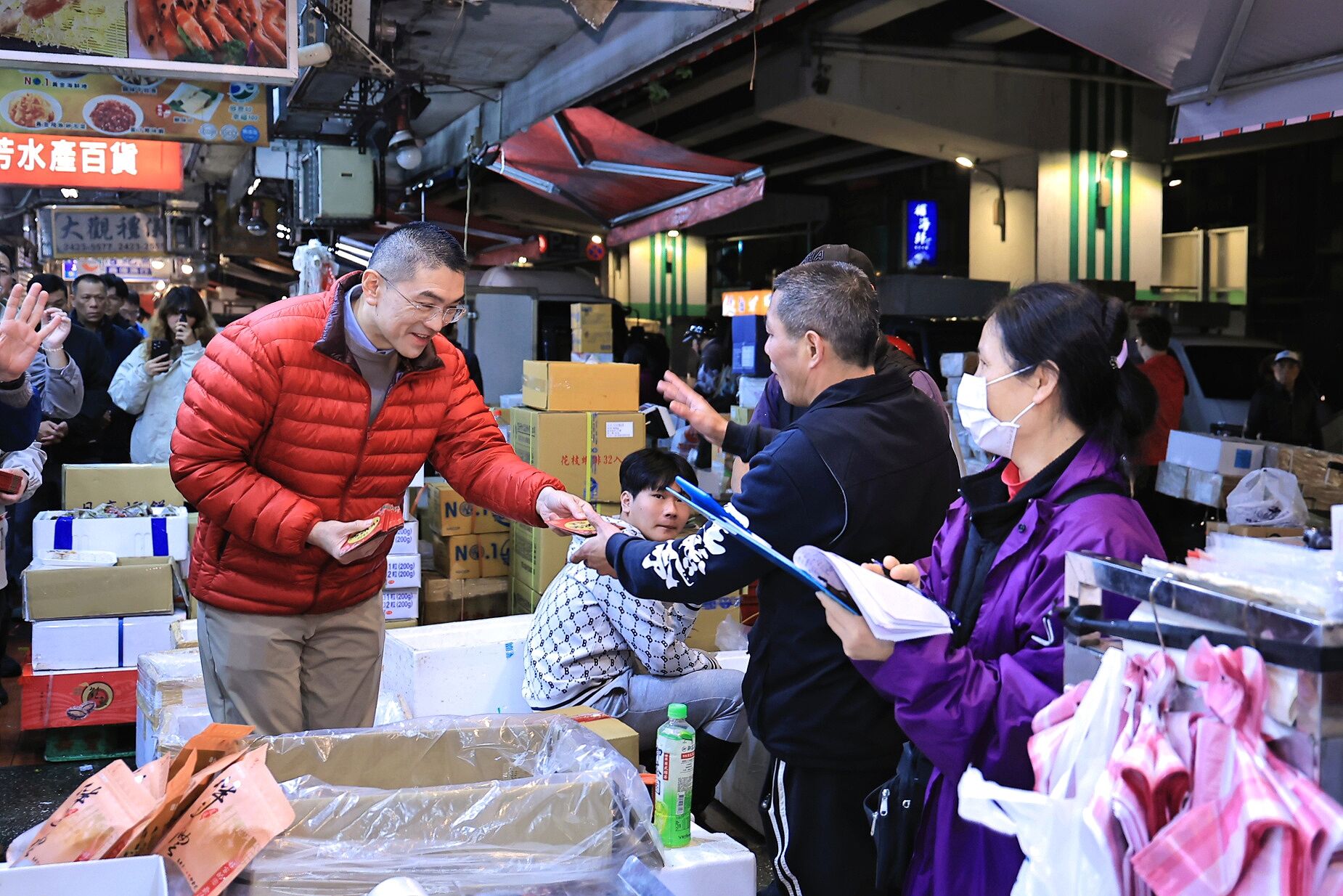 ▲謝國樑赴基隆2市場發1紅包。（圖／記者郭世賢翻攝）