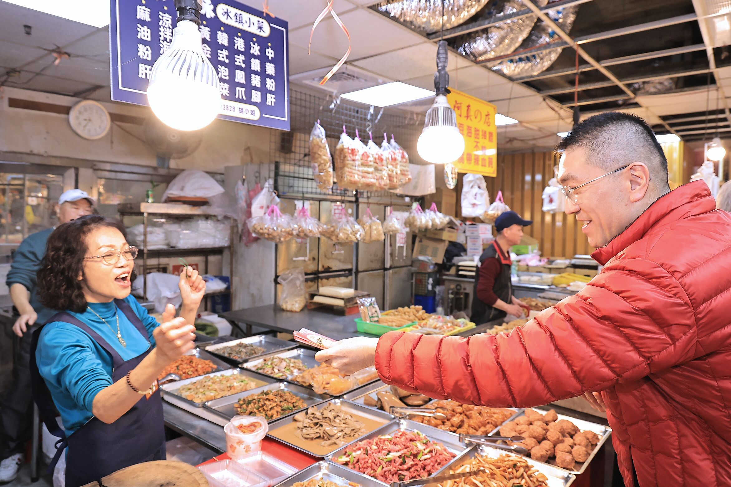 ▲謝國樑赴基隆2市場發1紅包。（圖／記者郭世賢翻攝）