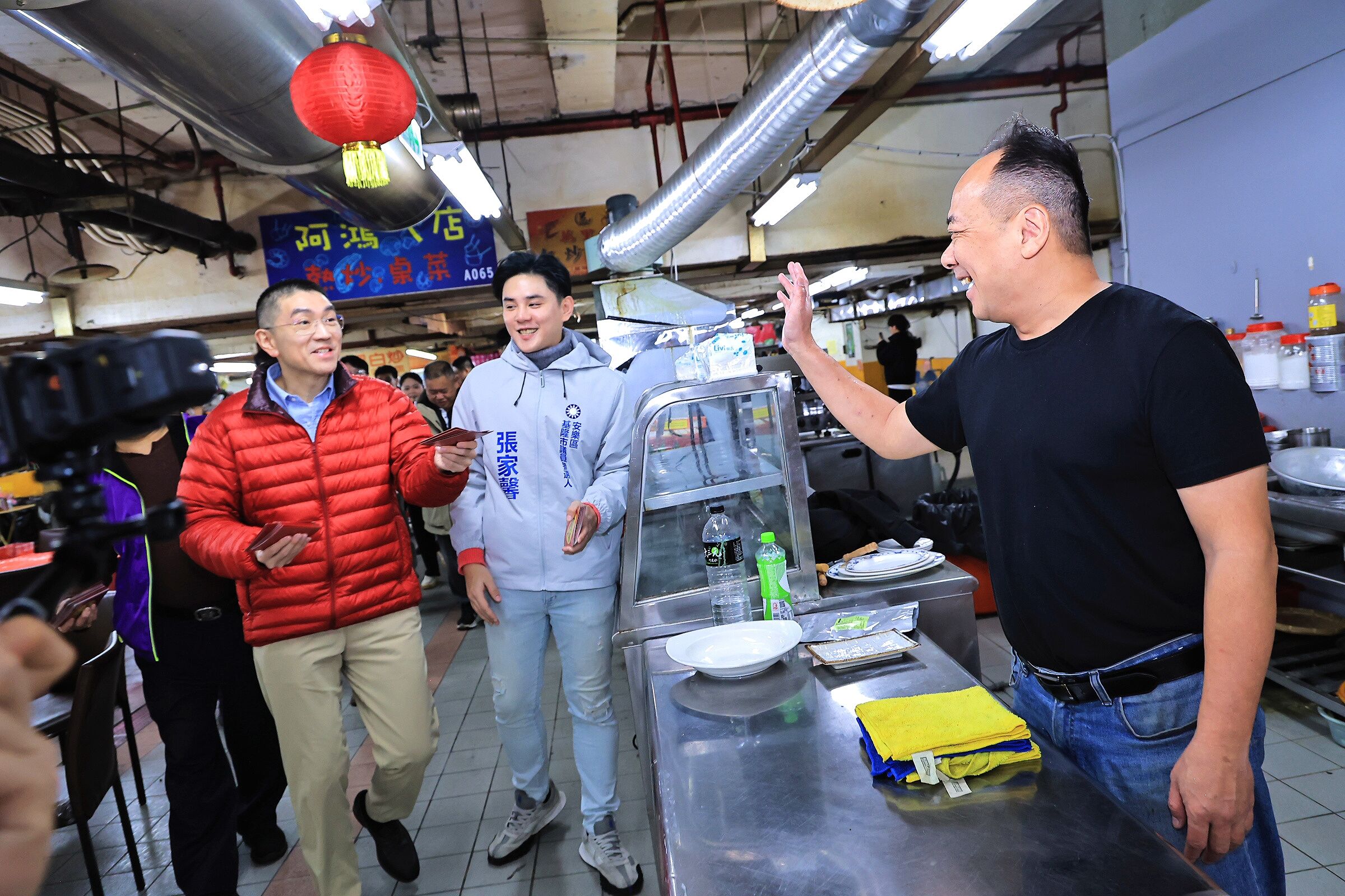 ▲謝國樑赴基隆2市場發1紅包。（圖／記者郭世賢翻攝）