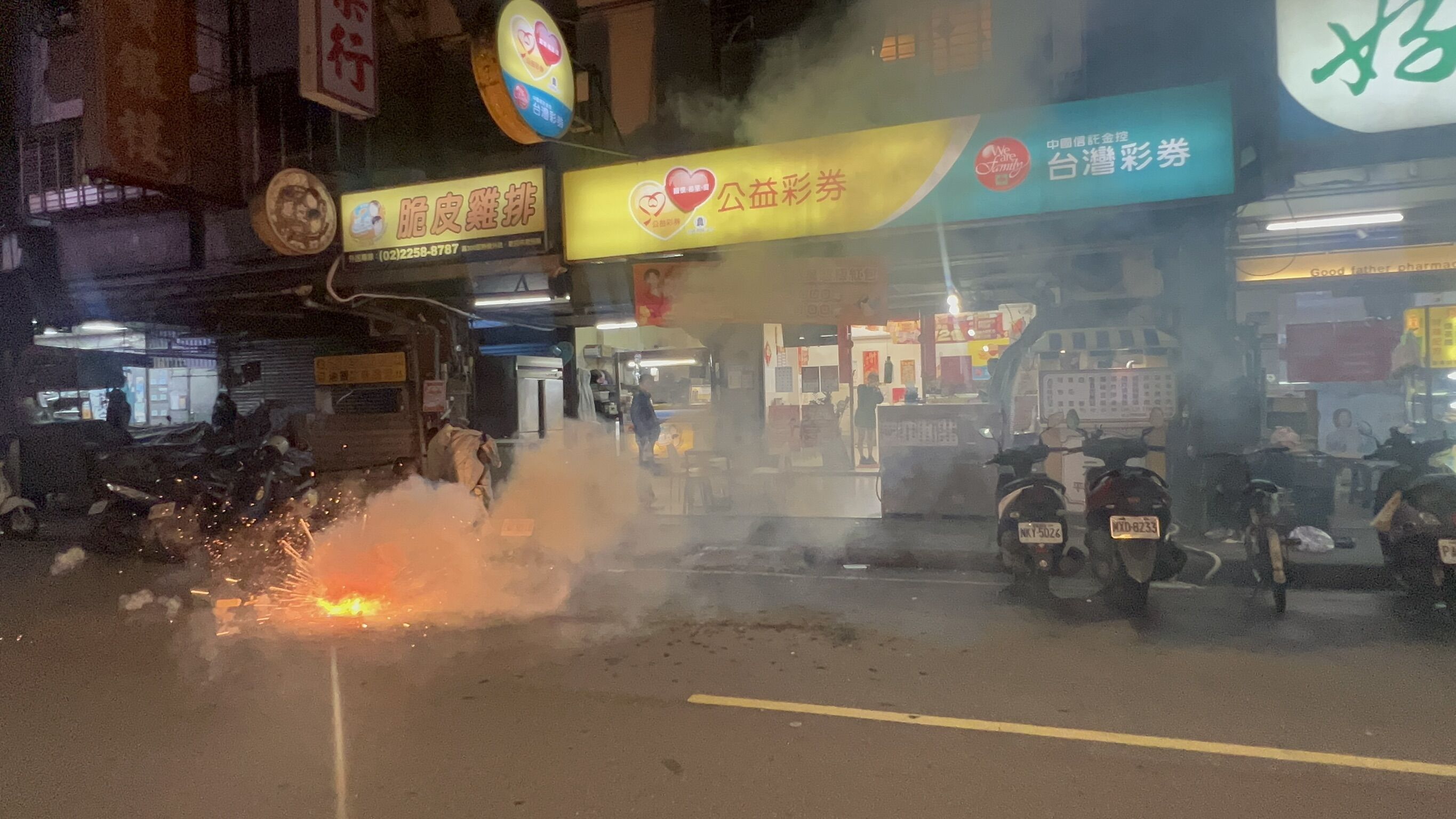 ▲▼威力彩頭獎金額13.55億元共開出2注，板橋福泰彩券行歡喜放炮。（圖／記者陳瑩欣翻攝）