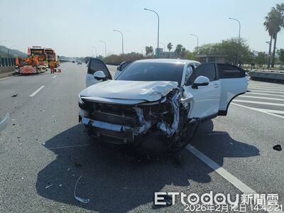 國3名間段轎車衝撞緩撞車！保險桿剝落「車頭禿了」　1傷送醫