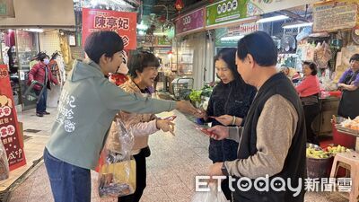 年前最有年味！陳亭妃攜陳怡珍快閃東菜市、水仙宮市場　民眾擊掌喊加油