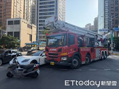 快訊／超貴車禍畫面曝！6000萬雲梯車擦撞保時捷...女駕駛不罰