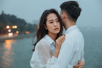 情人節前夕的清醒告白：他到底愛不愛我？拆解曖昧男「不願確認關係」的三大真實心理