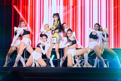 51歲辣成這樣！謝金燕登鴻海尾牙秀美腿「身上開9個洞」尺度超狂