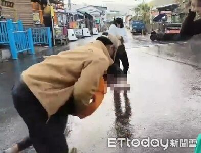 女童誤吞彈珠臉發白！海陸退役老闆神救援　哈姆立克搶回一命