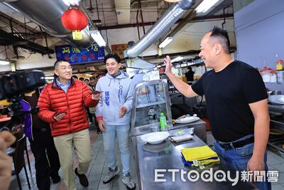 謝國樑赴基隆2市場發1紅包 民眾排隊搶沾馬年喜氣