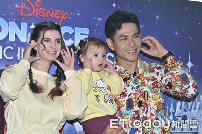 祖雄愛女看傻眼！《冰上迪士尼》飛天特技太狂　臧芮萱尖叫：竟然在天上飛