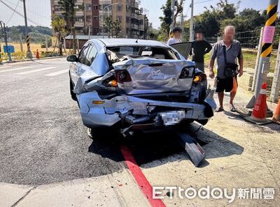 自小客要迴轉...大貨車沒注意高速猛撞　車尾爛毀畫面曝光