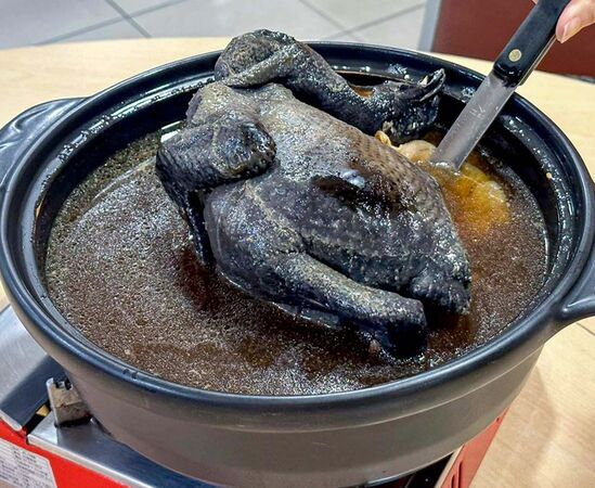 ▲田山餐館（新興）招牌「烏骨雞湯」。（圖／取自米其林指南網站）