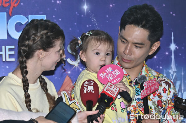 ▲▼祖雄與佳娜一家人前往觀賞《冰上迪士尼》。（圖／記者李毓康攝）