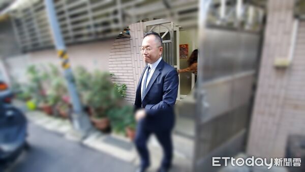 ▲執行科主任檢察官梁光宗送特赦證明書給林劉老太太。（圖／記者黃彥傑攝）