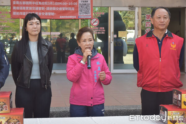 ▲台南市議員林美燕攜手長載實業捐贈360份年菜禮盒，慰勞春節值勤警消。（圖／記者林東良翻攝，下同）