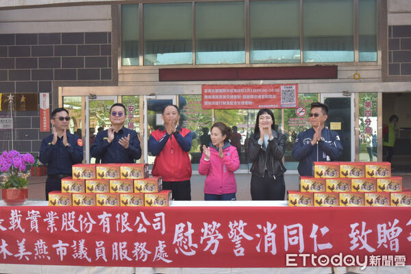 ▲台南市議員林美燕攜手長載實業捐贈360份年菜禮盒，慰勞春節值勤警消。（圖／記者林東良翻攝，下同）