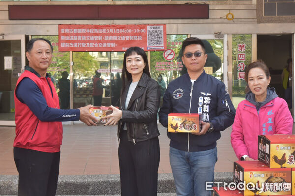▲台南市議員林美燕攜手長載實業捐贈360份年菜禮盒，慰勞春節值勤警消。（圖／記者林東良翻攝，下同）