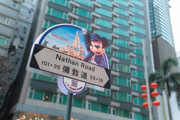 ▲香港街頭多了迪士尼角色路牌。（圖／香港迪士尼樂園度假區提供）