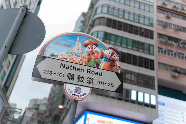 ▲香港街頭多了迪士尼角色路牌。（圖／香港迪士尼樂園度假區提供）