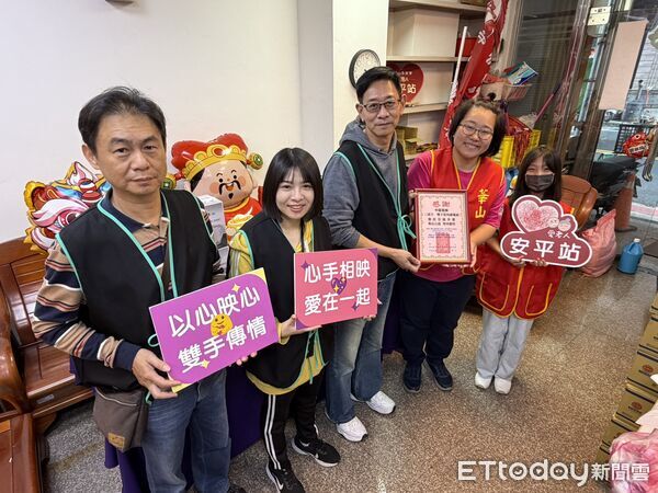 ▲中嘉寬頻啟動「愛在社區‧心手相映」計畫，前往華山基金會安平天使站捐贈物資。（圖／記者林東良翻攝，下同）