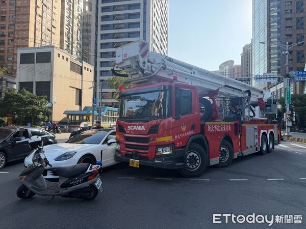 ▲▼價值6000萬消防雲梯車與保時捷跑車擦撞             。（圖／記者陳以昇翻攝）