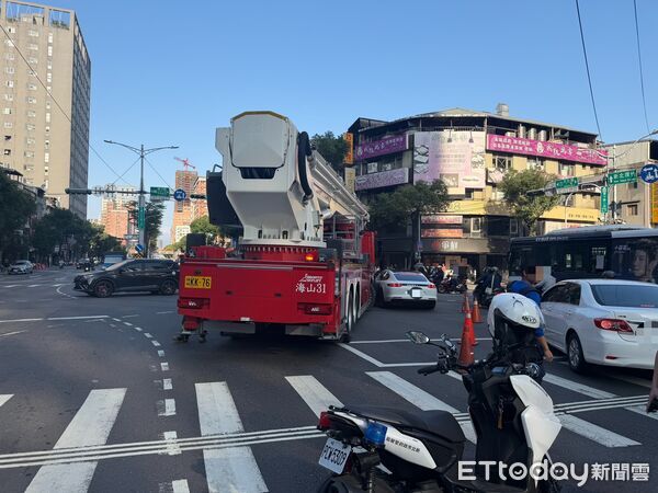 ▲▼價值6000萬消防雲梯車與保時捷跑車擦撞             。（圖／記者陳以昇翻攝）