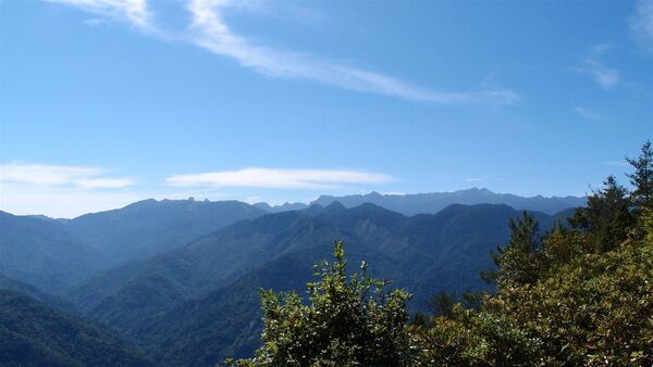 ▲滿月圓處女瀑布,拉拉山巨木,內洞瀑布蘊含充沛的負離子,觀霧遠眺壯闊的聖稜線。（圖／林業保育署新竹分署提供）