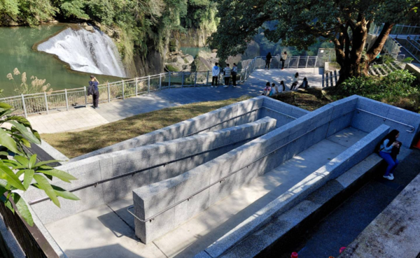 ▲十分友善步道以平緩的坡道取代階梯，讓民眾能更輕易接觸大自然。（圖／新北市觀旅局提供）