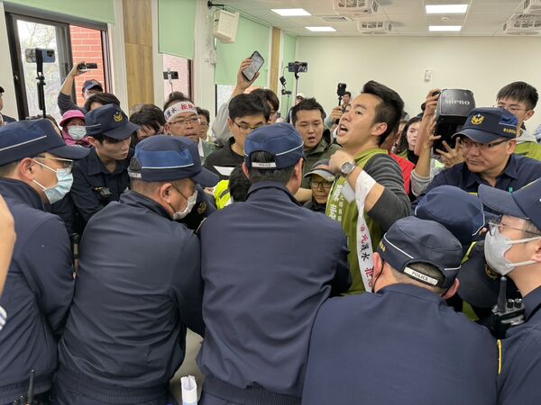 ▲彰化花壇鄉廢土場二階環評現場爆激烈推擠。（圖／民眾提供）