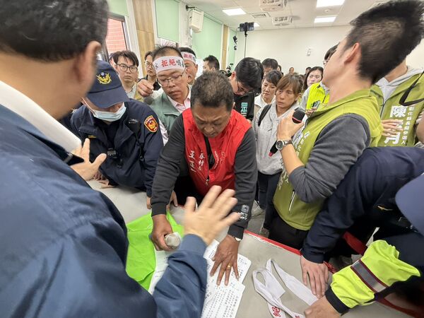 ▲彰化花壇鄉廢土場二階環評現場爆激烈推擠。（圖／民眾提供）