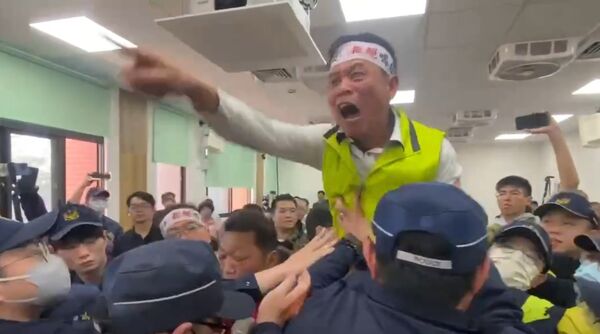 ▲彰化花壇鄉廢土場二階環評現場爆激烈推擠。（圖／民眾提供）