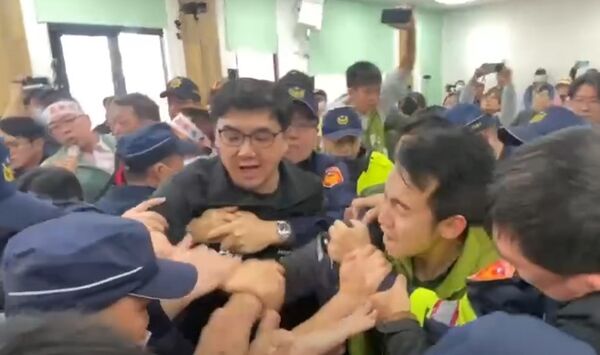 ▲彰化花壇鄉廢土場二階環評現場爆激烈推擠。（圖／民眾提供）