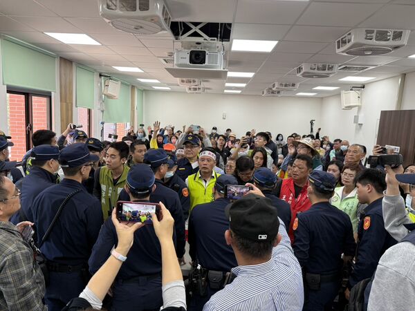 ▲彰化花壇鄉廢土場二階環評現場爆激烈推擠。（圖／民眾提供）
