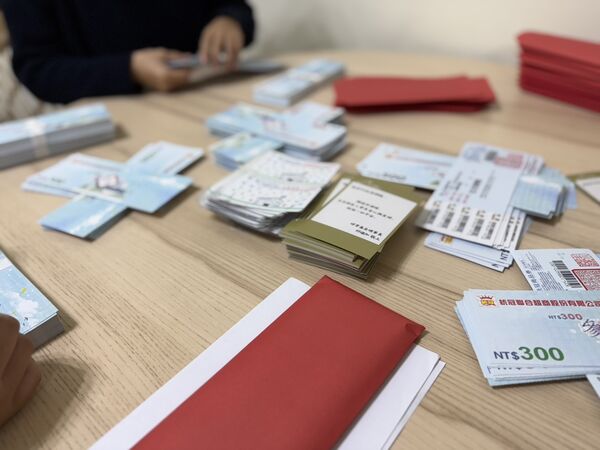 ▲球芽基金捐百萬禮券溫暖光復學童。（圖／球芽基金提供）