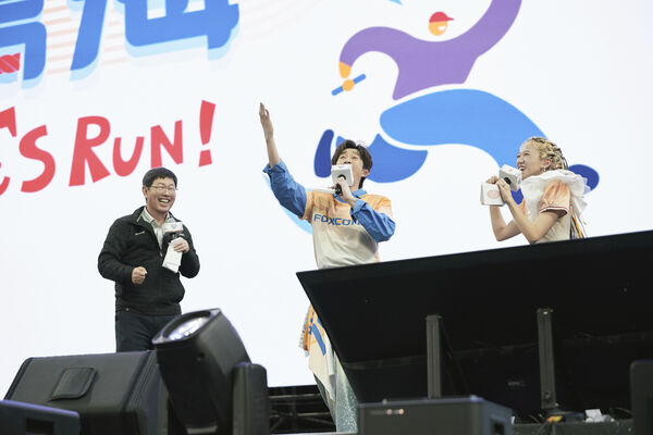 ▲▼陳漢典、Lulu攜手主持鴻海尾牙 。（圖／天地合娛樂提供）