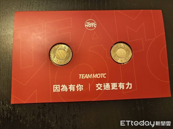 ▲卡片封面寫著「因為有你｜交通更有力」。（圖／記者張佩芬攝）