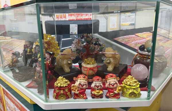 ▲▼福泰彩券行則是開心放鞭炮並大方揭露「鎮店之寶」金雞。（圖／記者陳瑩欣翻攝）