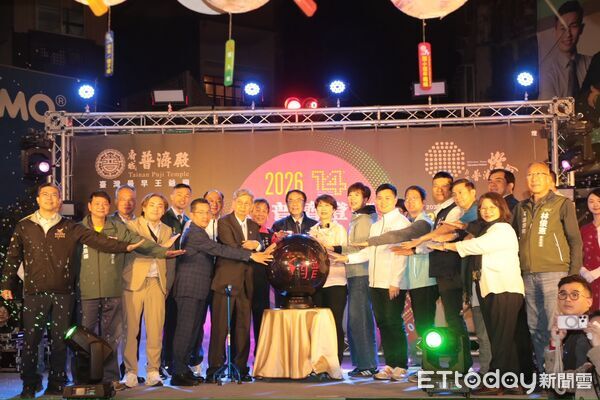 ▲第十四屆府城普濟燈會於普濟殿點燈開幕，逾1800顆彩繪燈籠點亮廟埕與街巷。（圖／記者林東良翻攝，下同）