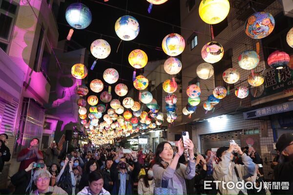 ▲第十四屆府城普濟燈會於普濟殿點燈開幕，逾1800顆彩繪燈籠點亮廟埕與街巷。（圖／記者林東良翻攝，下同）