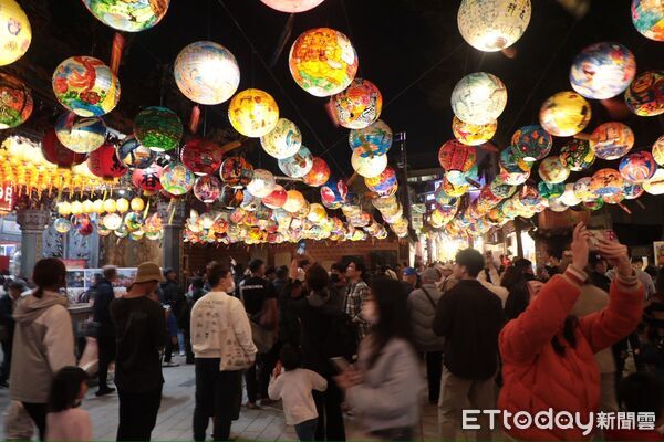 ▲第十四屆府城普濟燈會於普濟殿點燈開幕，逾1800顆彩繪燈籠點亮廟埕與街巷。（圖／記者林東良翻攝，下同）