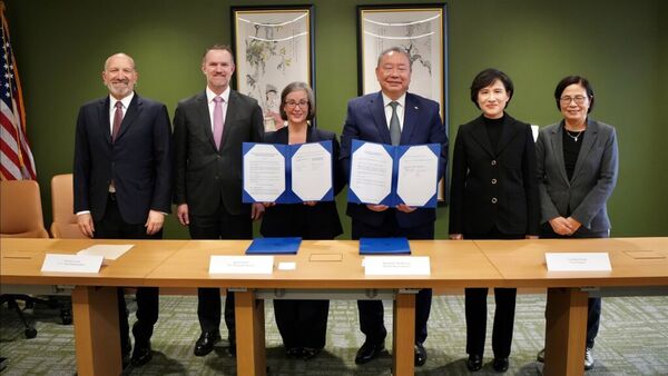 ▲▼在行政院副院長鄭麗君（右2）、美國商務部長盧特尼克（左1）、美國貿易代表葛里爾（左2）等人見證下，美國在台協會執行理事藍鶯（左3）和駐美代表俞大㵢（右3）於美東時間12日共同簽署台美對等貿易協定。（圖／美國貿易代表署）