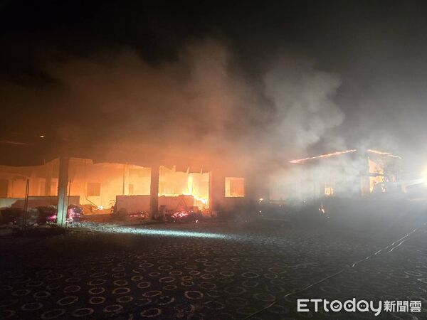 ▲▼起火住家全是木造鐵皮，火勢一發不可收拾。（圖／民眾提供，下同）